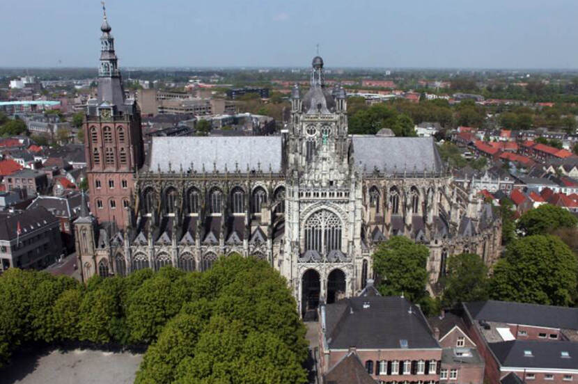 Buitenkant van bovenaf gezien van de Sint-Janskathedraal in ’s-Hertogenbosch.