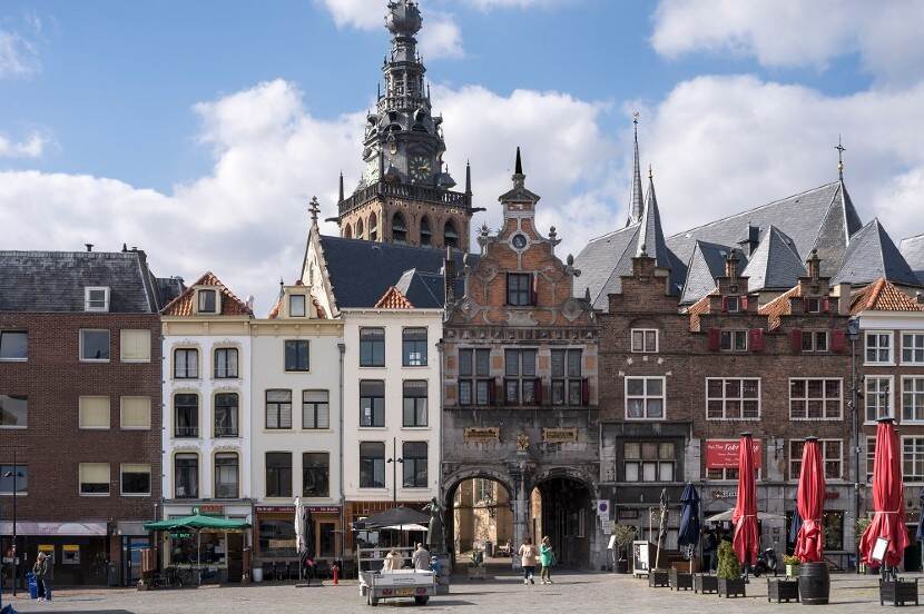 Zicht op het exterieur van de Stevenskerk in Nijmegen