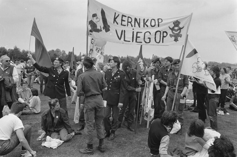 1986: demonstranten, waaronder soldaten in uniform, protesteerden bij vliegbasis Woensdrecht tegen kruisraketten