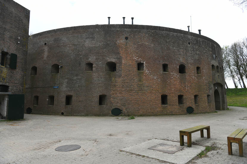Foto van Fort Honswijk, met de typische gebogen muur