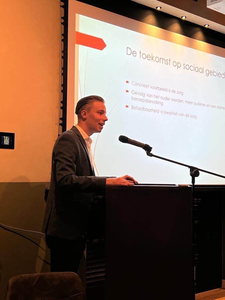 Man presenteert achter een katheder