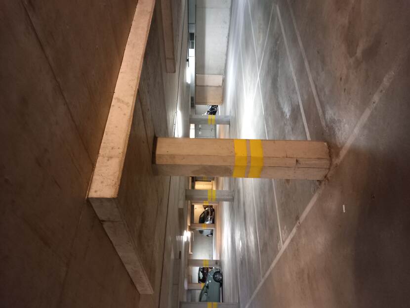 Ondergrondse parkeergarage met verscheidene zuilen