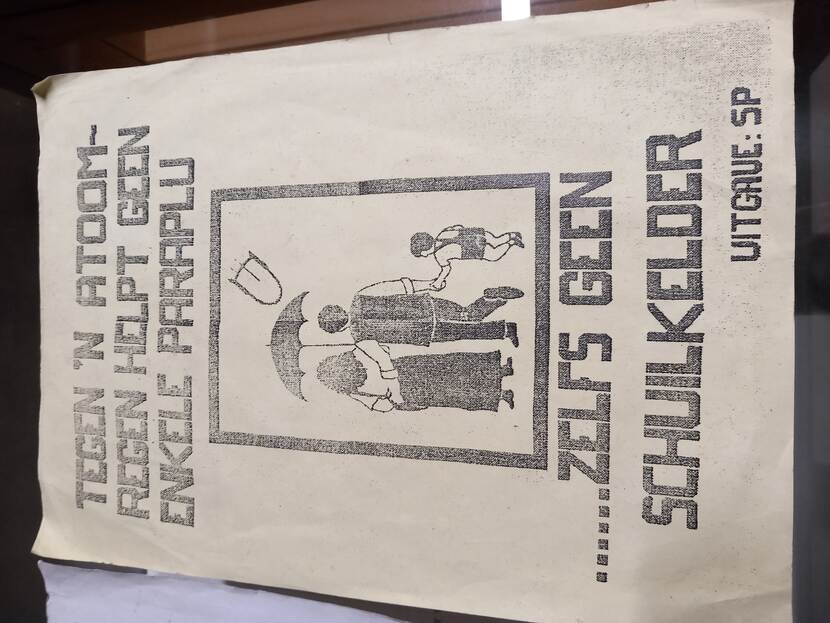 Foto van een flyer in een vitrine