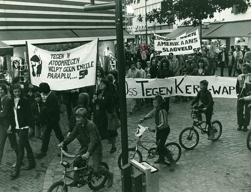 Historische foto van een demonstratie van mensen met spandoeken tegen de atoomschuilkelder