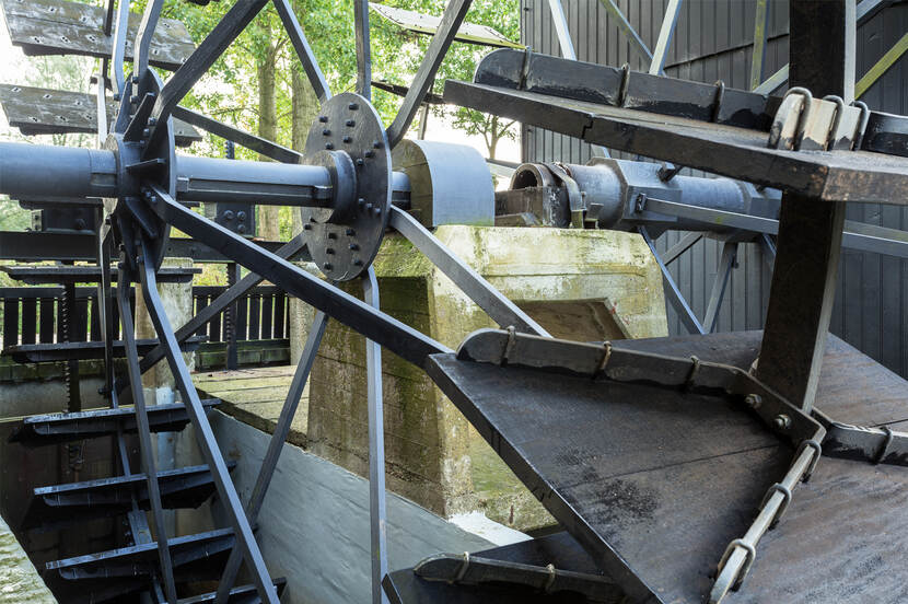 Close-up van het waterrad van een watermolen