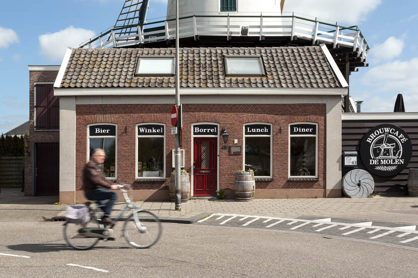 Zicht op cafe onder de molen