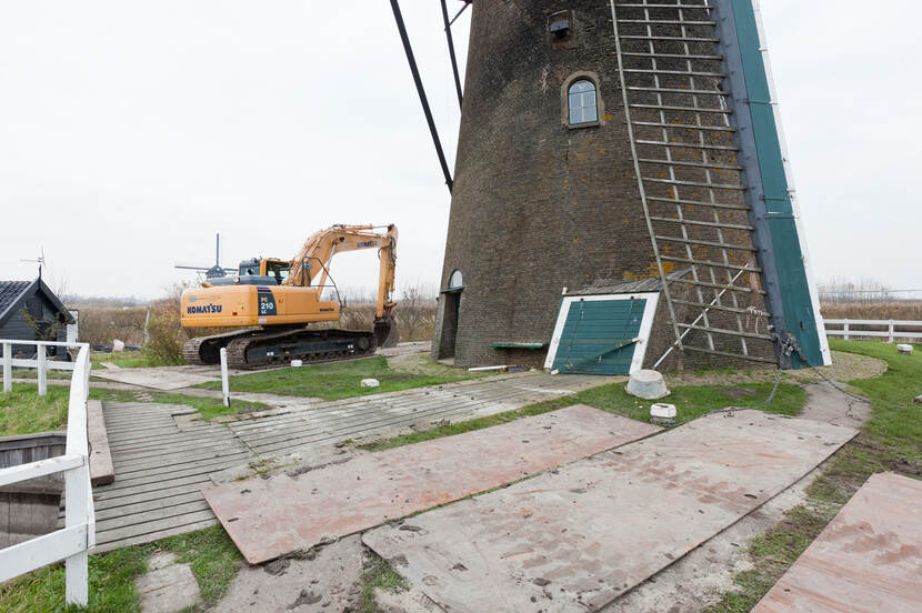 Bouwwerkzaamheden bij de Nederwaard Molen op Kinderdijk