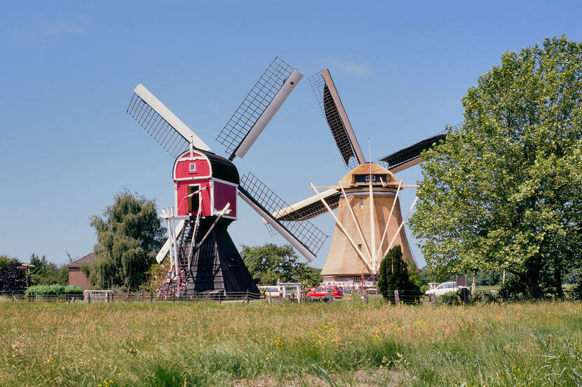 Overzicht met rechts de Westbroekse Molen en links de Buitenwegse Molen