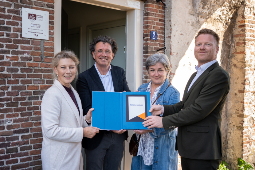 Uitreiking van monumentenschildje aan rijksmonument de Volmolen in Amersfoort