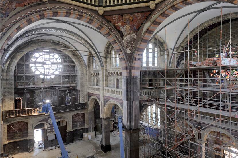 Interieur van de Sint Lambertuskerk in Maastricht met steigers en bouwmaterialen ten behoeve van restauratie.