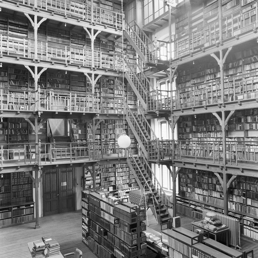 Interieur van de bibliotheek van het Canisius College, Nijmegen