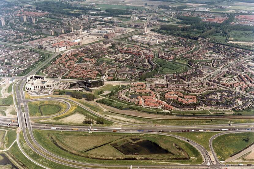 Luchtfoto van Nieuwegein met op de voorgrond A2 en daarachter de wijken Doorslag en Stadscentrum.