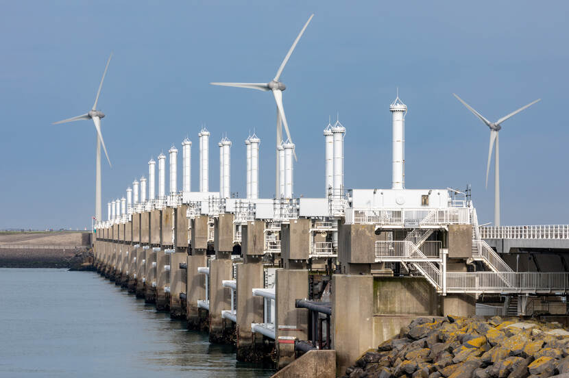 Deel van de Deltawerken met drie windmolens.