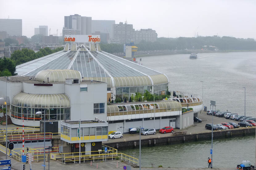 De buitenkant van het gebouw met uitzicht op de Nieuwe Maas.