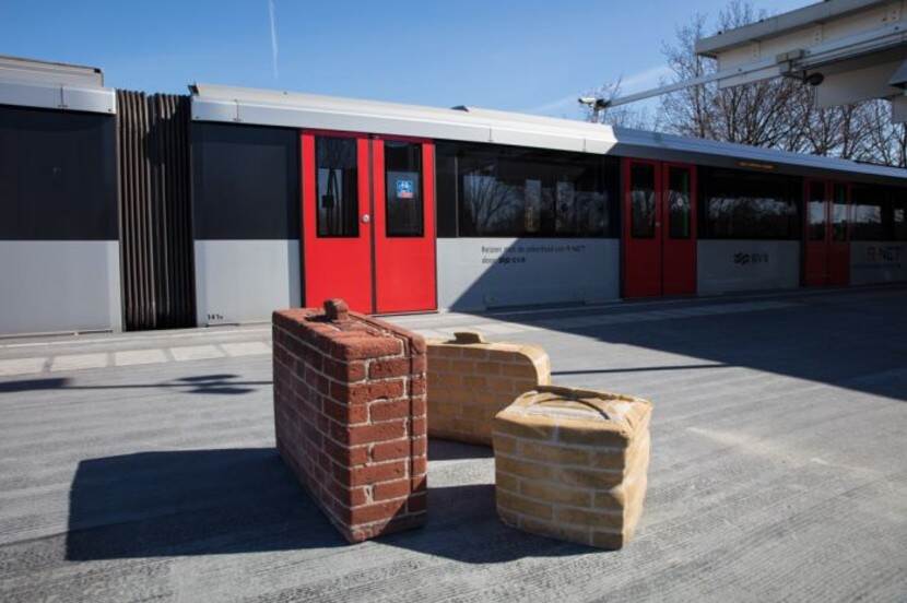 Kunstwerk 'Achtergelaten bagage' van drie bakstenen koffers op metrostation Gaasperplas, Amsterdam. Gemaakt door Antoine Mes, 1977.