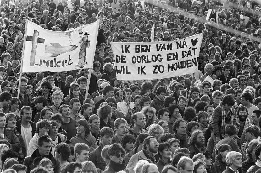 Demonstranten op het Malieveld met spandoek "Ik ben van na de oorlog en dat wil ik zo houden".