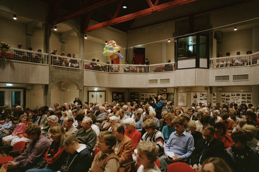 Een volle theaterzaal in De Musketon.
