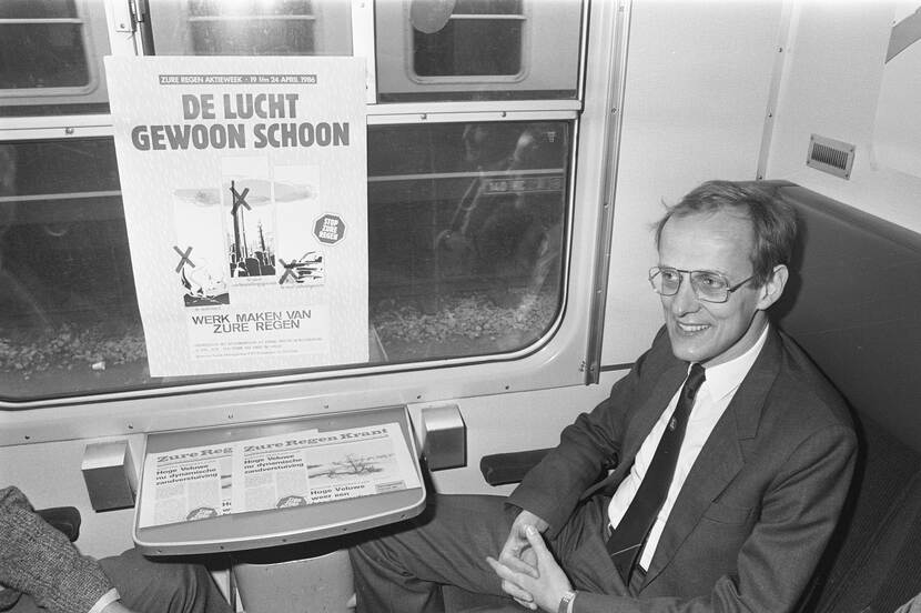 Zwart-wit foto van Minister Winsemius in de Zure Regentrein.