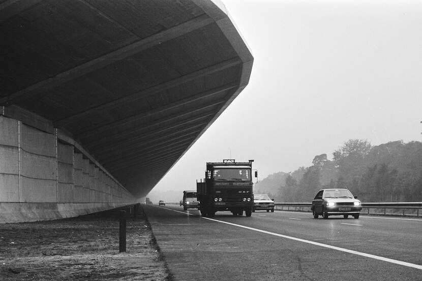 Zwart-wit foto van auto's die rijden over de snelweg.