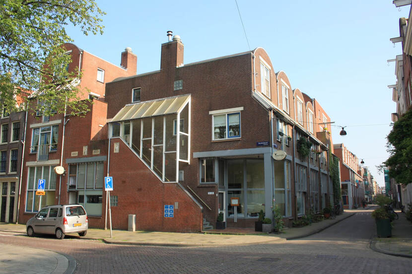 Een hoekhuis aan de Palmdwarsstraat.