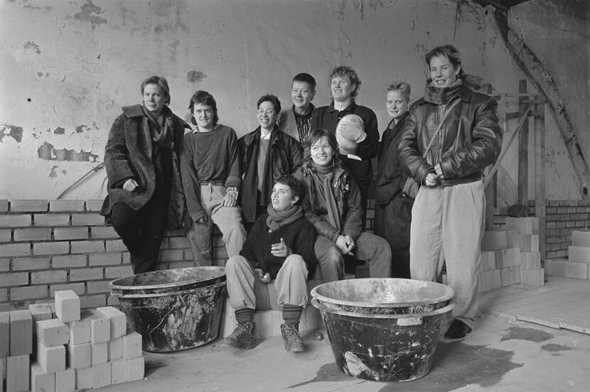 Zwart-wit groepsfoto vrouwelijke bouwvakkers.