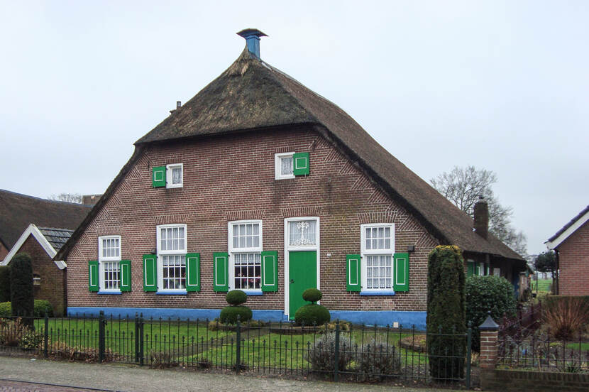 foto van een boerderij met houten schoorsteen in Staphorst