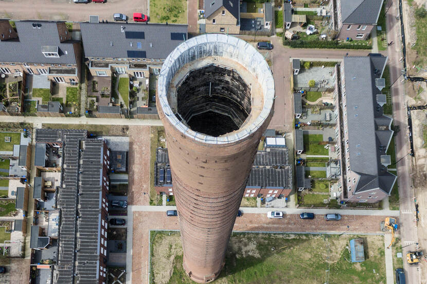 Een van de schoorstenen van de ENKA fabriek, Ede