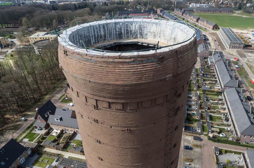 Een van de schoorstenen van de ENKA fabriek, Ede