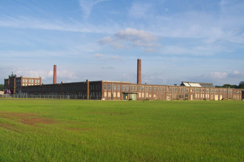 foto van de ENKA fabriek, Ede, westvleugel van het fabrieksgebouw