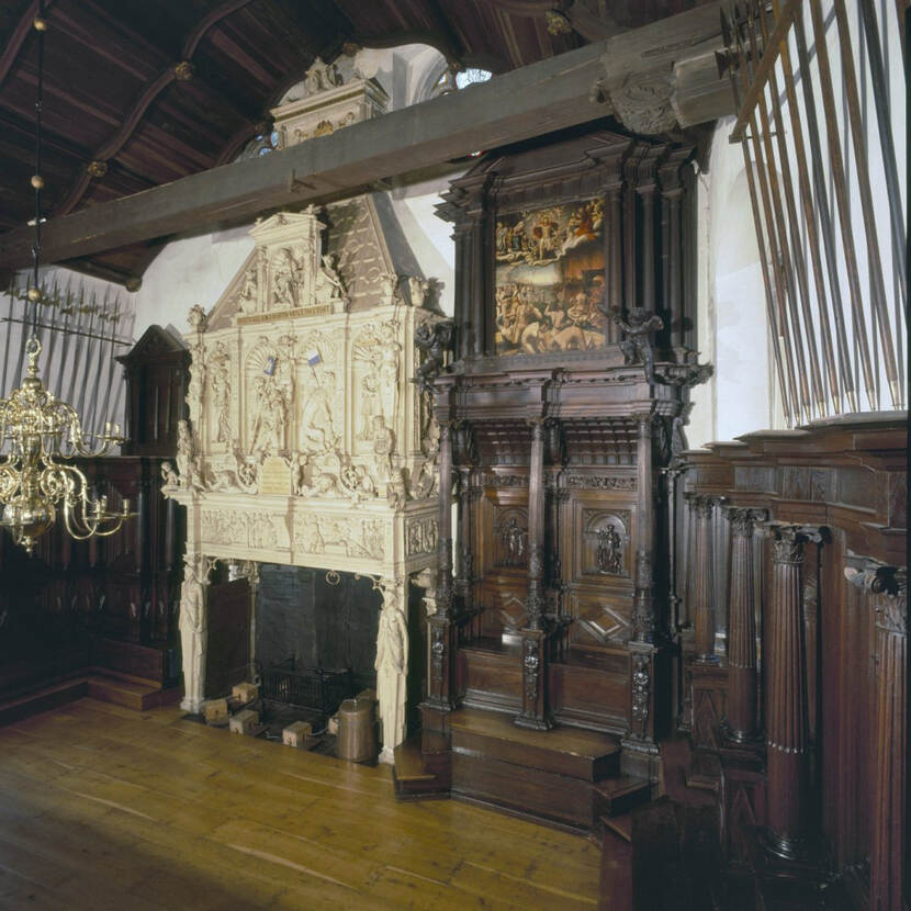 Interieur schepenzaal, overzicht schouw en schepengestoelte, Kampen