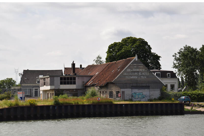 Oude scheepswerf aan een rivier