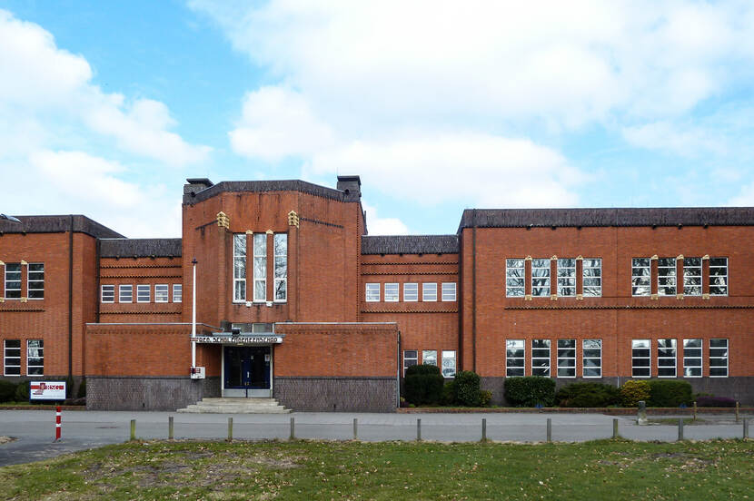 Schoolgebouw met aangebouwde Rijwielberging en aangebouwde Conciergewoning / Rijks HBS