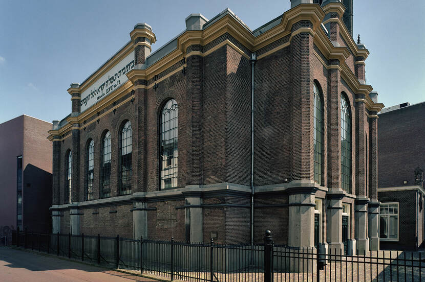 Synagoge arnhem vanaf de straat gezien