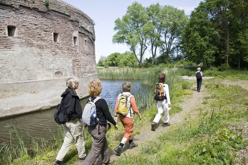 Wandelaars bij het torenfort Uitermeer, Weesp