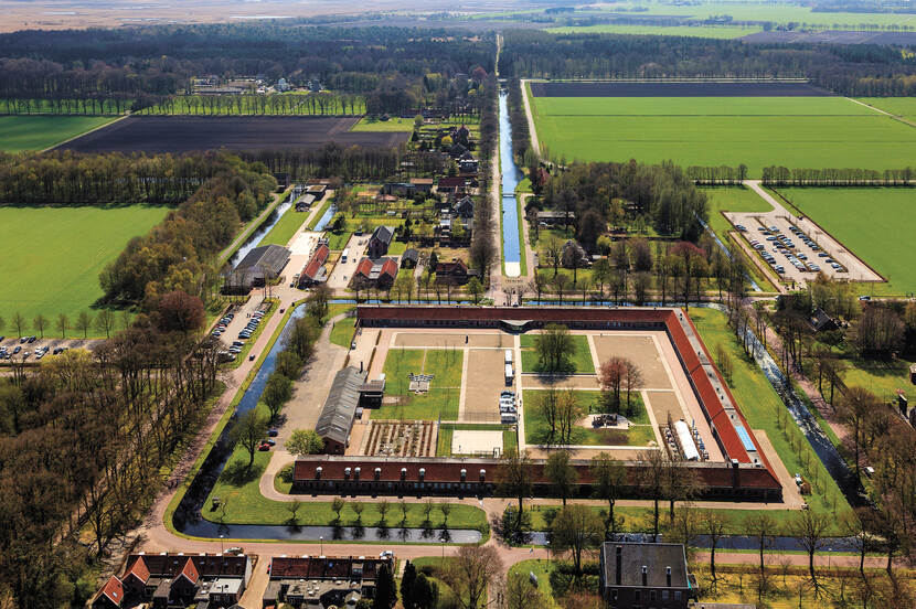 Overzichtsfoto uit de lucht van een van de Koloniën van Weldadigheid: Veenhuizen