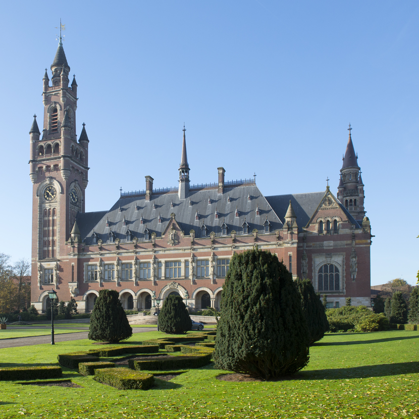 Foto van het Vredespaleis in Den Haag op een zonnige dag