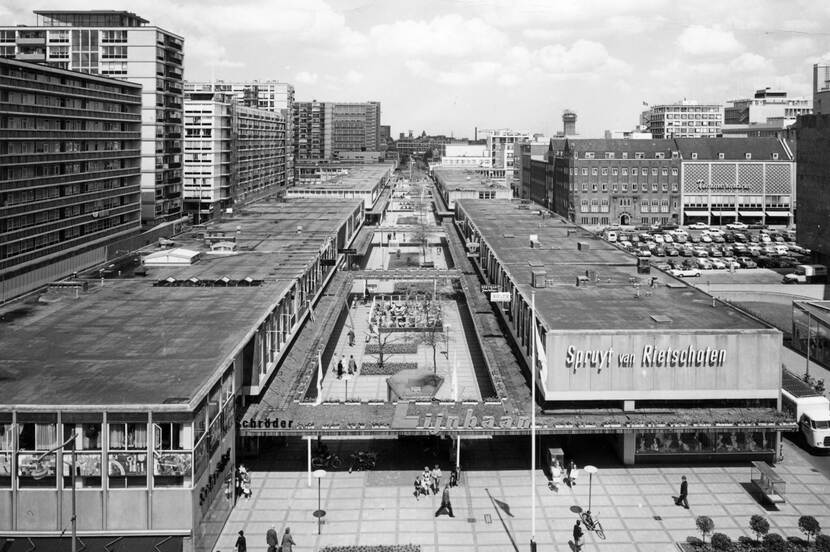 Bovenaanzicht van de Lijnbaan gezien vanuit zuidelijke richting, vanaf de Van Oldenbarneveltplaats