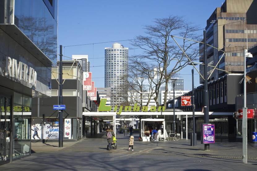 De Lijnbaan in de richting van het Weena op de kruising met de Van Oldenbarneveltplaats