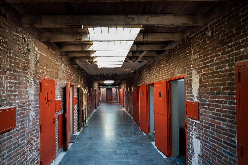 foto van het interieur van het Oranjehotel, een gang met celdeuren