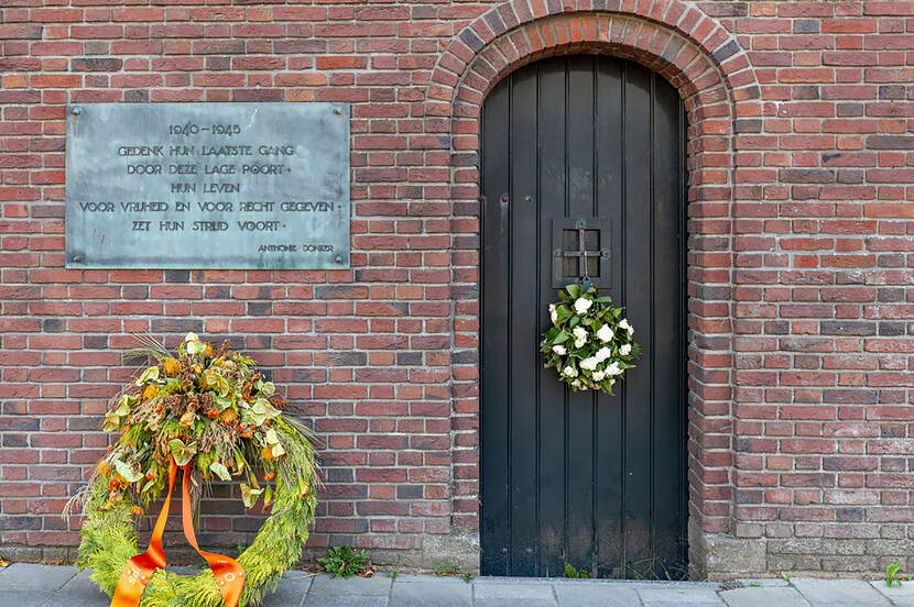 foto van het exterieur van het Oranjehotel, met krans en ingang