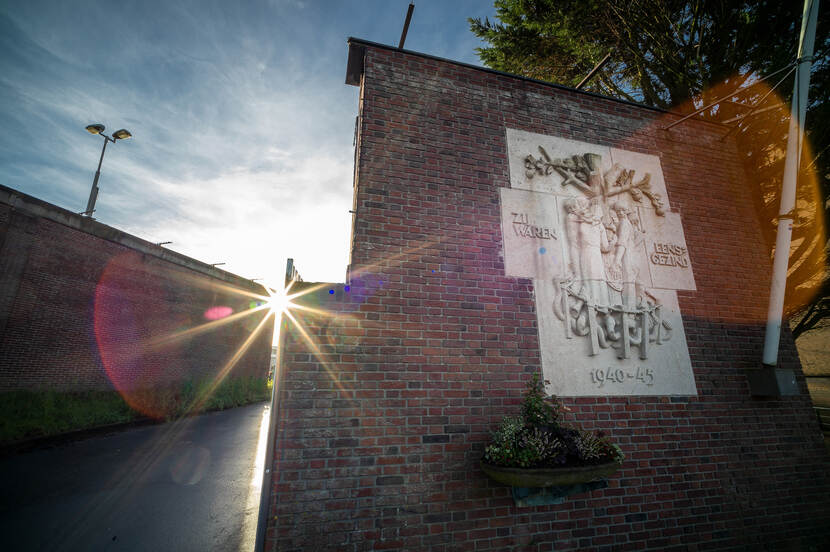 foto van het oorlogsmonument bij het Oranjehotel met de tekst Zij waren eensgezind, 1940-45