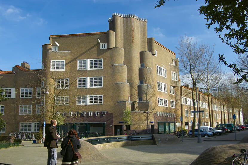 Aanzicht op het gebouw de Dageraad in Amsterdam