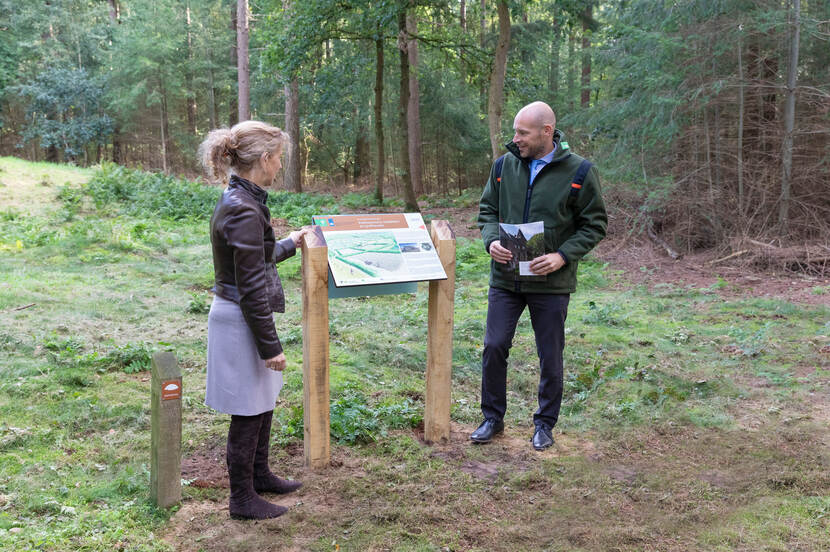Susan Lammers en Jasper Kuipers onthulden een informatiepaneel