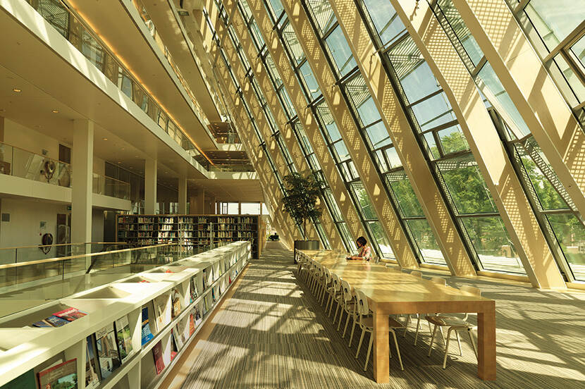 Een lezer aan de grote leestafel van de RCE-bibliotheek  in Amersfoort