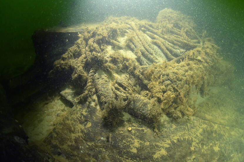 De touwen zijn gevonden op het voorschip van de BZN 9. Deze maakten deel uit van de reserve materialen voor o.a. de tuigage.