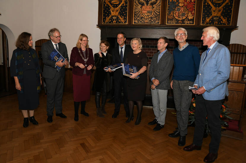 Presentatie van het boek aan de 'hoofdbewoners' van het Binnenhof