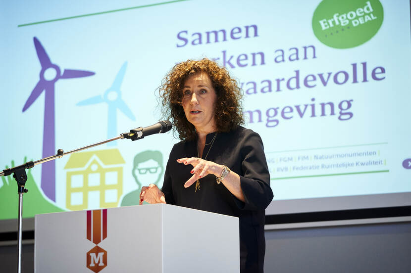 Foto van Minister Van Engelshoven die spreekt ter gelegenheid van de ondertekening van de Erfgoed Deal
