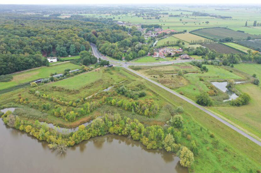 Luchtfoto van een landschap met een oud verdedigingswerk