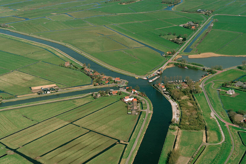 Een luchtfoto van het dorp Middenbeemster en het omliggende polderlandschap.