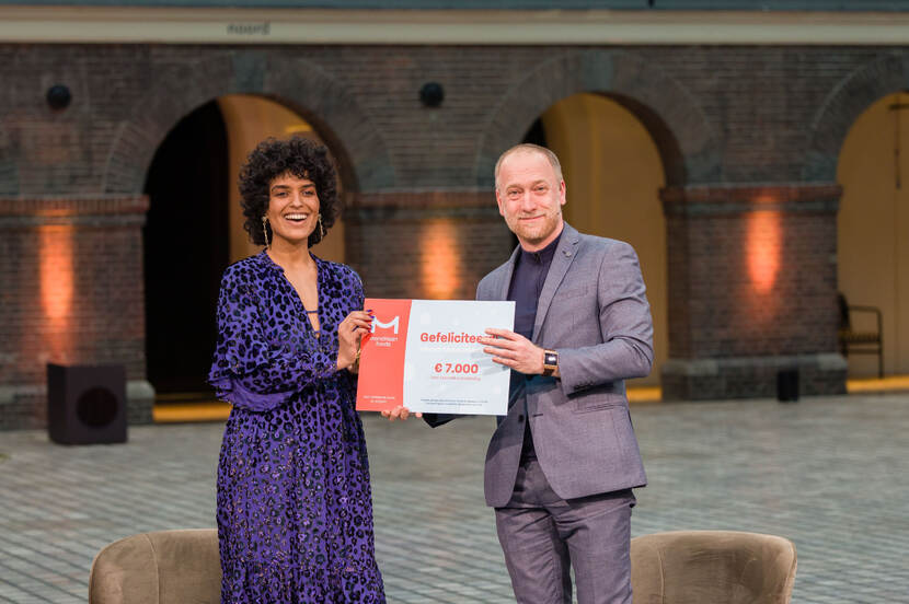 foto van museumtalent 2021 Setareh Noorani en directeur van het Mondriaan Fonds Eelco van der Lingen.